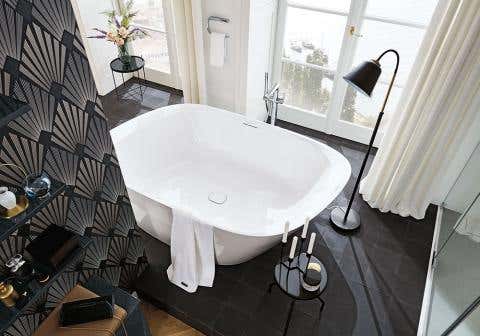 Die asymmetrische, freistehende Badewanne aus der Designlinie vogue von VIGOUR